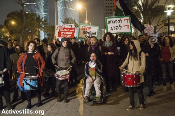 Israelische Aktivisten marschieren während einer Protestaktion vor dem Hauptquartier der israelischen Armee in Tel Aviv-Stadt in Solidarität mit dem Rückkehrmarsch des Gazastreifens und gegen die israelische Blockade am 30. März 2019. Israel (Keren Manor / Activestills.org)
