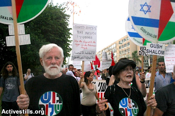 Uri Avnery (links) marschiert neben seiner Frau Rachel whrend einer Gush Shalom Rallye.  (Oren Ziv / Activestills.org)
